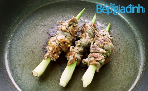 Món ngon cuối tuần: Bò xiên sả nướng mè