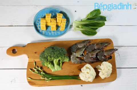 Món ngon cuối tuần: Canh bắp Mỹ nấu tôm thanh ngọt