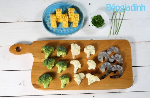 Món ngon cuối tuần: Canh bắp Mỹ nấu tôm thanh ngọt