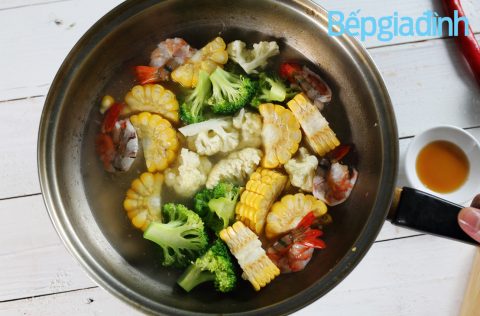 Món ngon cuối tuần: Canh bắp Mỹ nấu tôm thanh ngọt