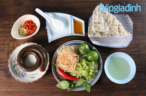 Món ngon cuối tuần: Gỏi lươn bắp chuối xúc bánh đa