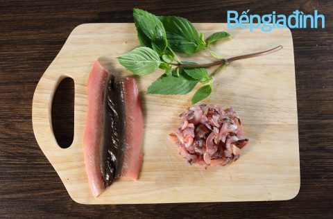 Món ngon cuối tuần: Gỏi lươn bắp chuối xúc bánh đa