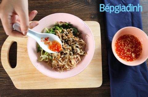 Món ngon cuối tuần: Gỏi lươn bắp chuối xúc bánh đa