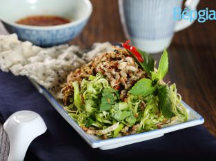 Món ngon cuối tuần: Gỏi lươn bắp chuối xúc bánh đa