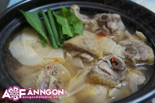 Món ngon cuối tuần: Lẩu gà măng chua