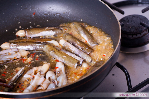 Món ốc móng tay xào tỏi rau muống