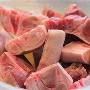 Cách làm móng giò hầm đậu phộng và bí đỏ