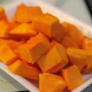 Cách làm móng giò hầm đậu phộng và bí đỏ