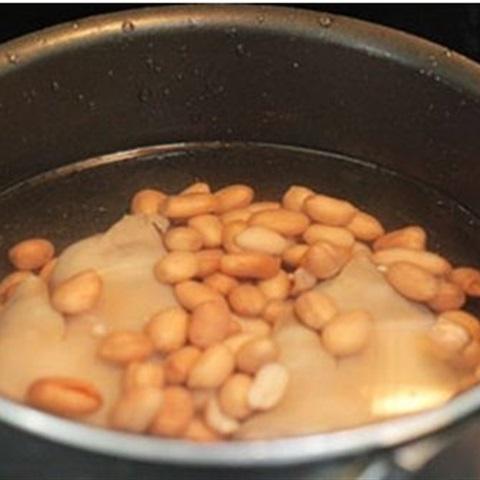 Cách làm móng giò hầm đậu phộng và bí đỏ