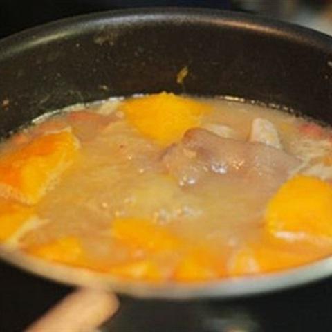 Cách làm móng giò hầm đậu phộng và bí đỏ