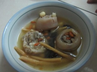 Móng giò hầm thuốc bắc