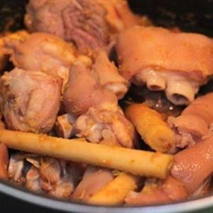 Cách làm móng giò kho sả ớt