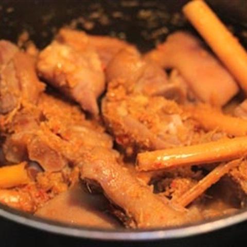 Cách làm móng giò kho sả ớt