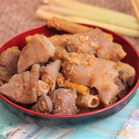 Cách làm móng giò kho sả ớt