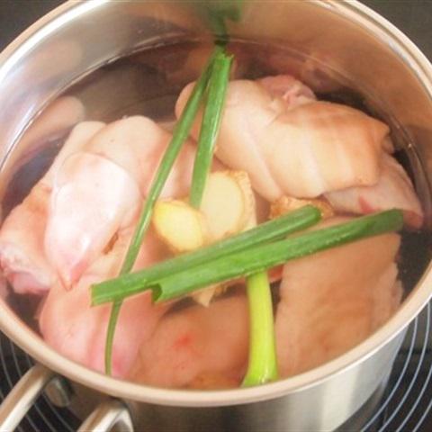 Cách làm móng giò om hoa hồi