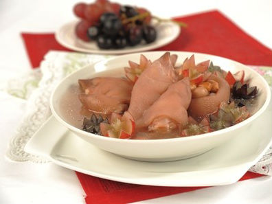 Móng heo hầm đậu phộng – nho