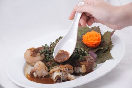 Móng heo nấu rượu mận