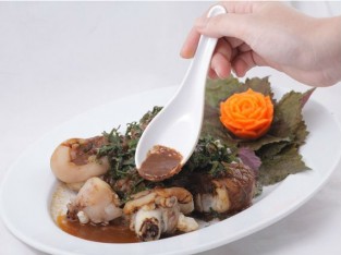 Móng heo nấu rượu mận