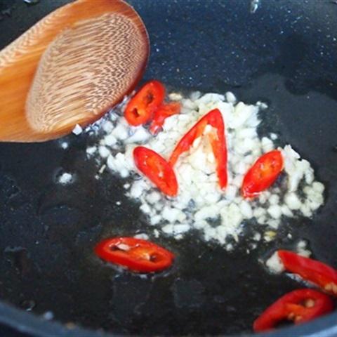 Cách làm mực chiên xào tỏi ớt