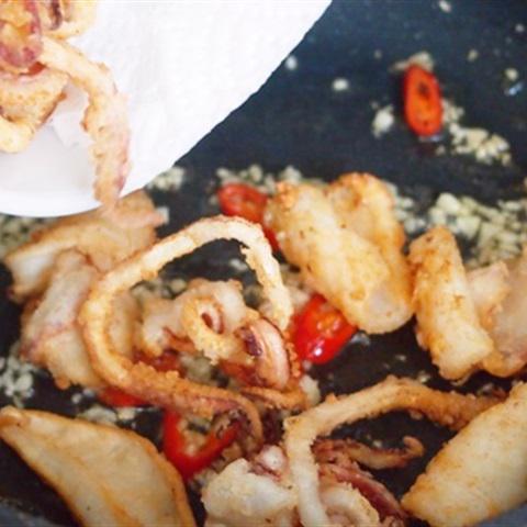 Cách làm mực chiên xào tỏi ớt