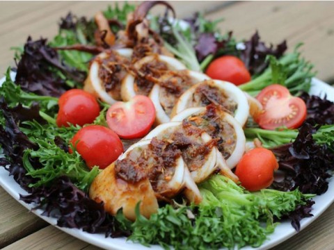 Mực dồn thịt sốt sa-tế