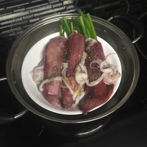 Cách làm mực lá hấp hành gừng