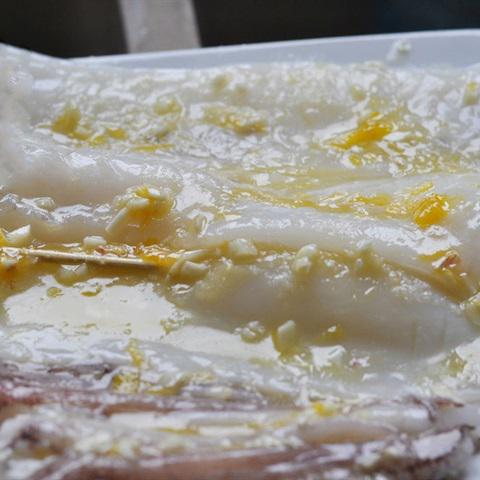 Cách làm mực nướng bơ cam