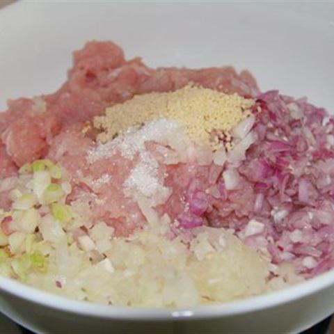 Cách làm mực ống nhồi thịt sốt sa tế