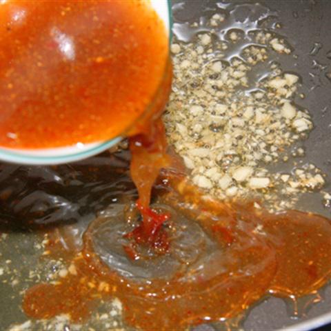 Cách làm mực ống nhồi thịt sốt sa tế