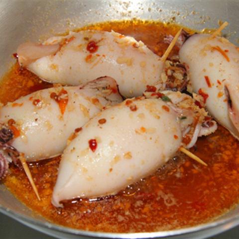 Cách làm mực ống nhồi thịt sốt sa tế