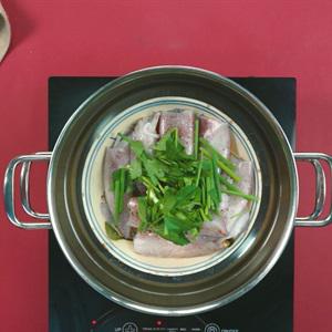 Cách làm mực trứng hấp hành gừng