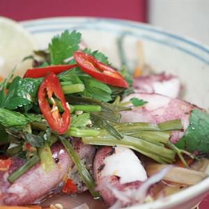 Cách làm mực trứng hấp hành gừng