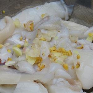 Cách làm mực xào bông thiên lý