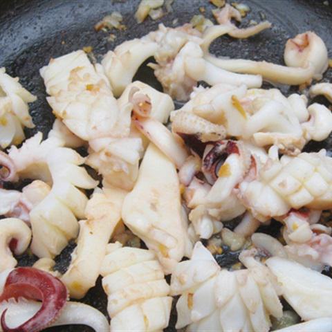 Cách làm mực xào bông thiên lý