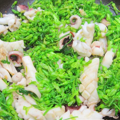 Cách làm mực xào bông thiên lý