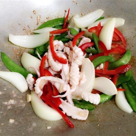 Cách làm mực xào đậu hà lan