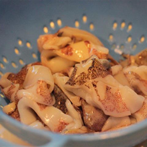 Cách làm mực xào dưa cải