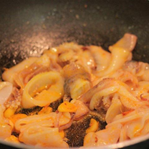 Cách làm mực xào dưa cải