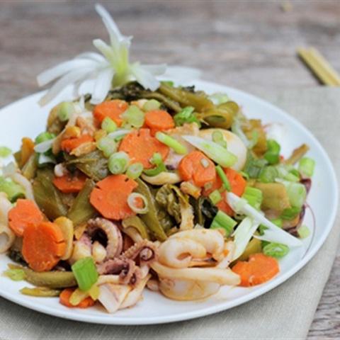 Cách làm mực xào dưa cải