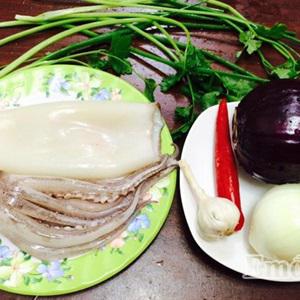 Cách làm mực xào hành tây