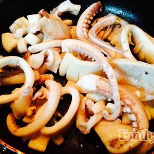 Cách làm mực xào hành tây