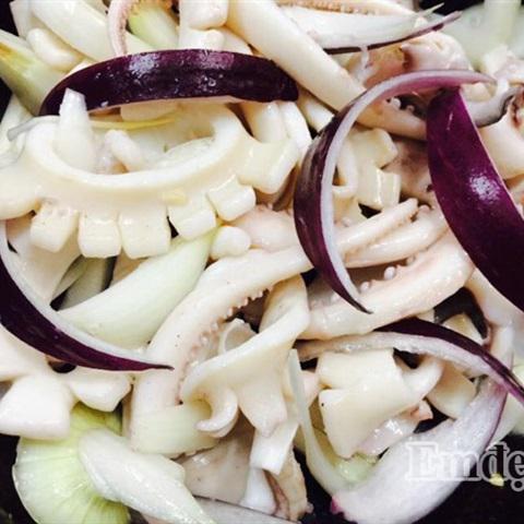 Cách làm mực xào hành tây