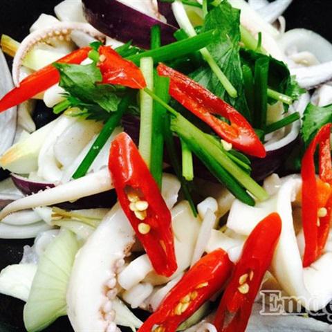 Cách làm mực xào hành tây