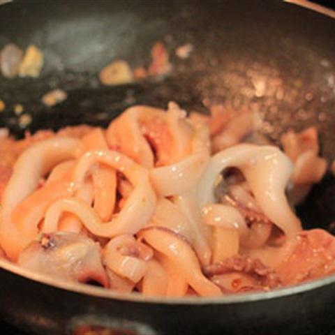 Cách làm mực xào nấm