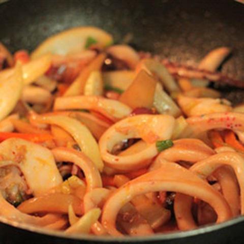 Cách làm mực xào nấm