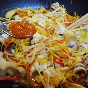 Cách làm mực xào sả ớt