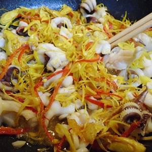 Cách làm mực xào sả ớt