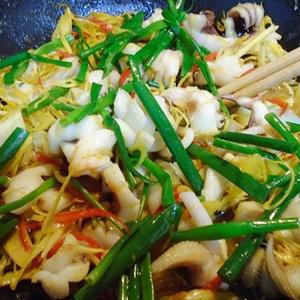 Cách làm mực xào sả ớt