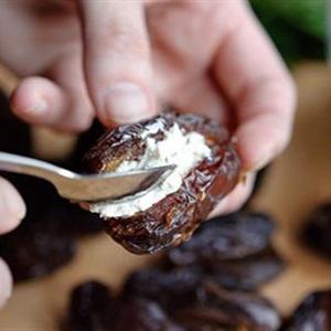 Cách làm mứt chà là nướng thịt xông khói