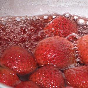 Cách làm mứt dâu tây ngọt thơm